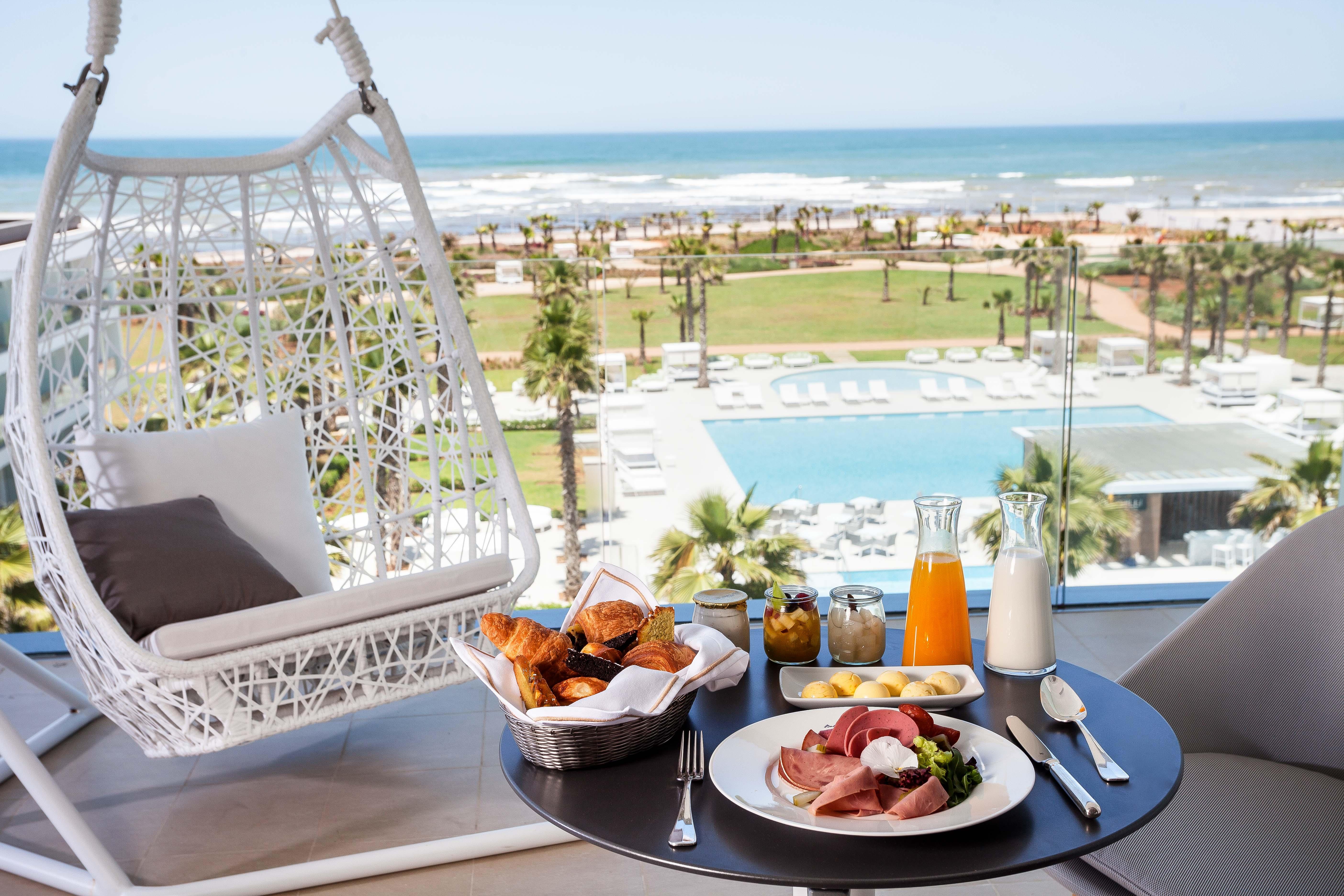 The View Bouznika Hotell Eksteriør bilde Breakfast at a hotel